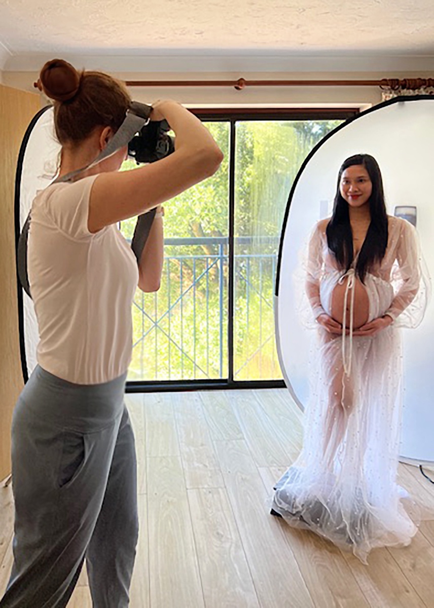 essex mobile photographer taking maternity images in client's home